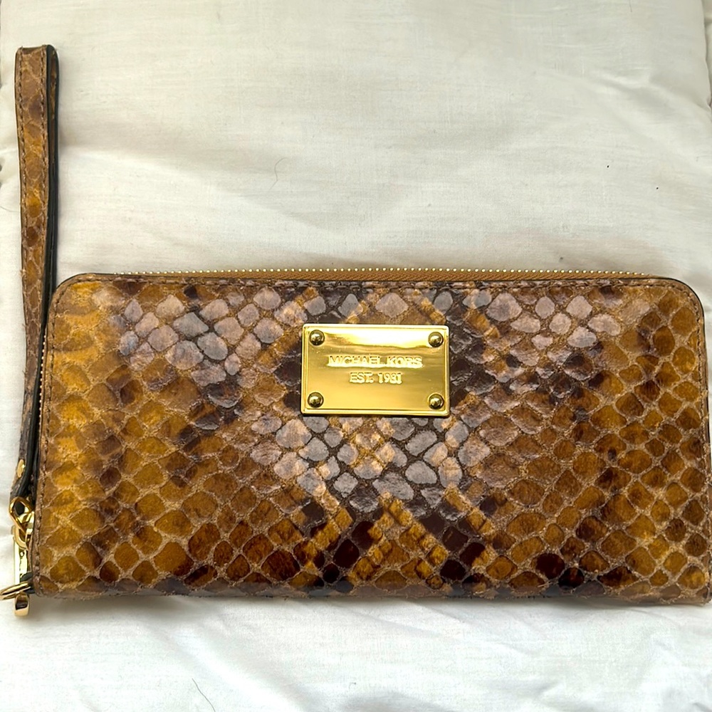 Gorgeous NWOT Michael Kors Tech Continental Wallet!